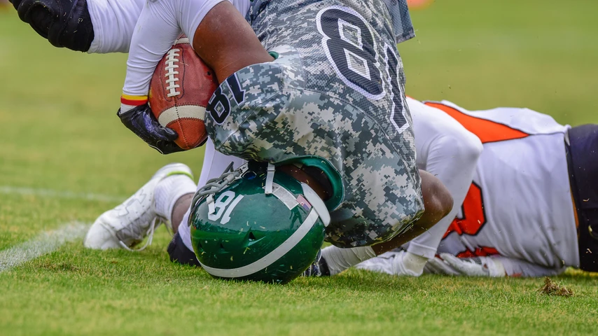 High school football player in for the touchdown